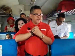 Lepas Pemudik di Stasiun Senen, Sekjen PDIP Sampaikan Salam Mega