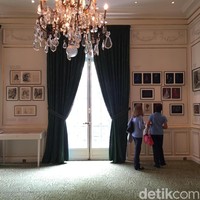 Pameran terbagi menjadi 13 area. Area pertama yakni Haute Couture Salons yang berada di sisi kiri resepsionis. Dulu digunakan untuk fashion show, ruangan ini sekarang memamerkan sketsa-sketsa buatan Saint Laurent semasa kecilnya. Dipajang pula sketsa ketika pria kelahiran 81 tahun lalu itu bekerja untuk Christian Dior pada awal kariernya. (Foto: Daniel Ngantung/Wolipop)