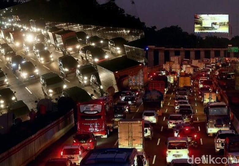Tol Cikampek arah Jakarta Padat, Contraflow Diberlakukan di KM 47 Tol Cikampek arah Jakarta Padat, Contraflow Diberlakukan di KM 47