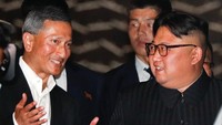 Kim terlihat didampingi Menteri Luar Negeri Singapura, Vivian Balakrishnan (Foto: REUTERS)