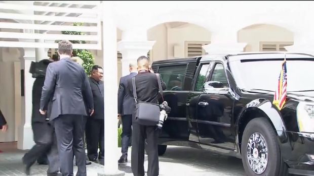 Kim Jong-Un melihat bagian dalam The Beast