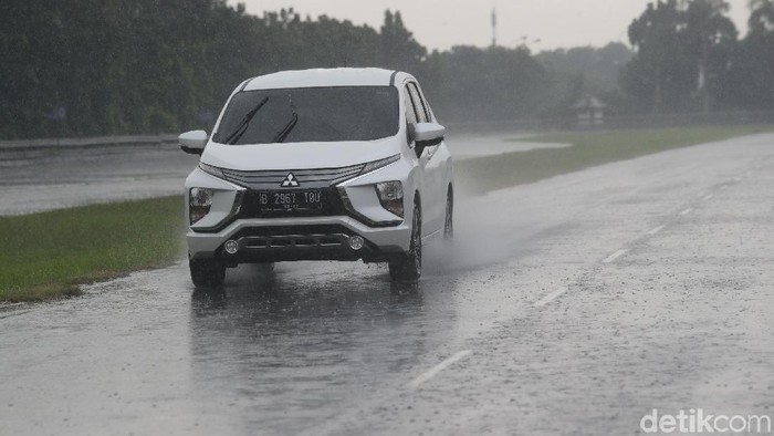 detikoto melakukan uji irit dari 6 mobil tipe MPV dari berbagai macam pabrikan di bridgestone sirkuit, Karawang. Ke enam mobil tersebut adalah Wuling Cortez, Suzuki Ertiga, Honda Mobilio, Daihatsu Xenia, Toyota Avanza dan Mitsubishi Xpander. Grandyos Zafna/detikcom