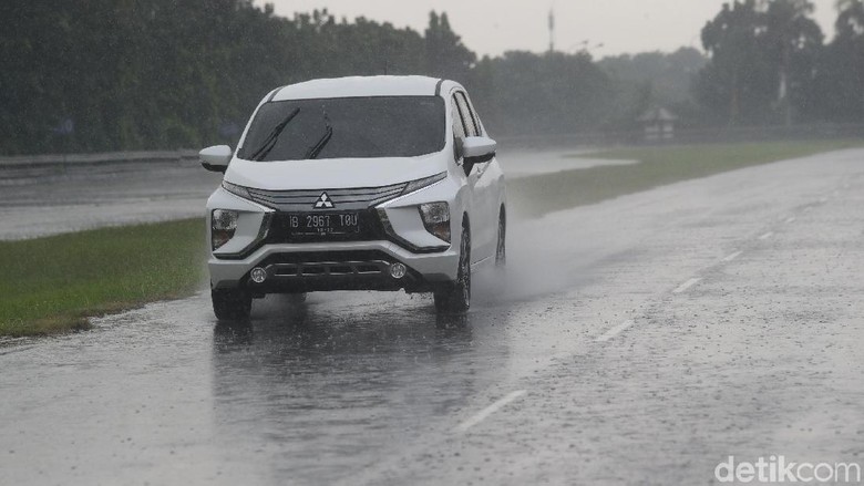 Adu Irit 6 Mobil Low MPV detikoto melakukan uji irit dari 6 mobil tipe MPV dari berbagai macam pabrikan di bridgestone sirkuit, Karawang. Ke enam mobil tersebut adalah Wuling Cortez, Suzuki Ertiga, Honda Mobilio, Daihatsu Xenia, Toyota Avanza dan Mitsubishi Xpander. Grandyos Zafna/detikcom