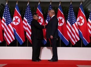 Jabat Tangan Bersejarah Awali Pertemuan Trump dan Kim Jong-Un