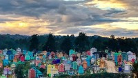 Namun banyak pula makam yang dicat seusai dengan warna favorit mendiang semasa hidup. Inilah mengapa, pemakaman ini terlihat cantik dan instagrammable. (vassilis1963/Instagram)
