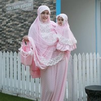 Tak hanya baju, Adelia juga sering memakai mukena yang sama dengan Kayla. Melihat bayi kecil memakai mukena seperti ini tampak menggemaskan ya? Foto: Instagram/AdeliaPasha