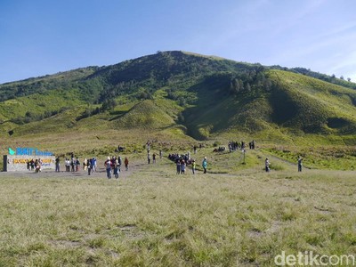 Libur Lebaran, Asyiknya Main ke Bukit Teletubbies Bromo Libur Lebaran, Asyiknya Main ke Bukit Teletubbies Bromo