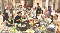Kalau foto keluarga ini baru saja diambil beberapa hari lalu. Keluarga besar Rohali berkumpul untuk buka puasa bersama. Seru banget! Foto: instagram @arohali