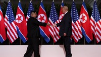 Trump dan Kim menjadi pemimpin AS dan Korut pertama yang mengadakan pertemuan dan berjabatangan tangan (Foto: REUTERS/Jonathan Ernst)