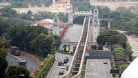 Diketahui sebelumnya bahwa Trump dan Jong Un menginap di hotel yang berbeda sebelum bertemu di Capella Hotel, Pulau Sentosa, Singapura. Terlihat iring-iringan pengawal mengantarkan kedua pimpinan tersebut menuju Capella Hotel. Kim Kyung-hoon/Reuters.