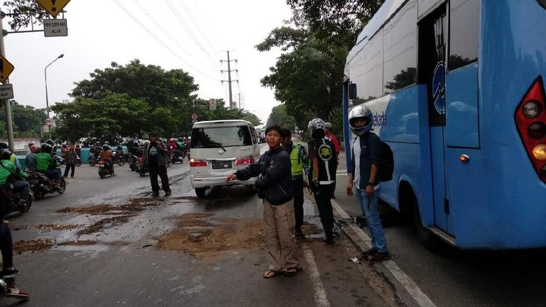 Bus TransJakarta yang Alami Oli Bocor Berhenti Operasi Bus TransJakarta yang Alami Oli Bocor Berhenti Operasi