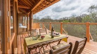 Rumah pohon ini juga dilengkapi meja makan outdoor yang letaknya di teras. Saat malam tiba, traveler bisa dinner romantis di sini. (canopyandstars.co.uk)