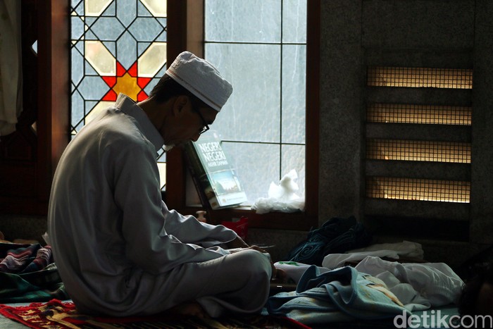 Sisa hari-hari terakhir Ramadan dimanfaatkan warga Bekasi untuk itikaf di masjid Al Azhar. Berikut foto-fotonya.