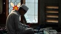 Di sisa malam terakhir Ramadan untuk mengharap Lailatul Qadar, sebagian warga Kota Bekasi, tengah beritikaf  di masjid Al Azhar, Kota Bekasi, Selasa (12/6/2018).