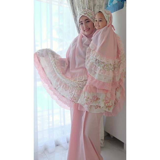 Mukena bernuansa merah muda dengan detal renda sangat cocok untuk ibu dan anak yang senang tampil feminin seperti Adelia Pasha. Memakai mukena yang sama juga bisa menyemangati anak untuk beribadah. Foto: Instagram/AdeliaPasha