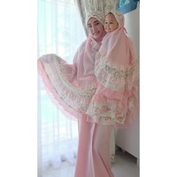 Mukena bernuansa merah muda dengan detal renda sangat cocok untuk ibu dan anak yang senang tampil feminin seperti Adelia Pasha. Memakai mukena yang sama juga bisa menyemangati anak untuk beribadah. Foto: Instagram/AdeliaPasha