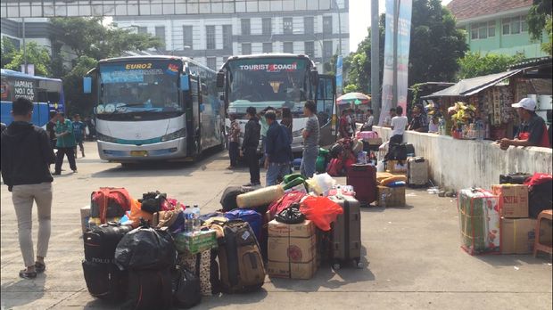  Aneka rupa barang bawaan pun terlihat dibawa oleh para pemudik.