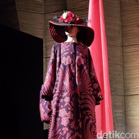 Bang Edo menyempurnakan koleksinya dengan topi-topi karya perajin di Karangasem dan Singaraja, Bali, seharga Rp 50 ribuan. Topi tersebut lalu dipercantik lagi dengan potongan bunga segar yang Edo beli di sebuah pasar di Paris sehari sebelum acara. (Foto: Daniel Ngantung/Wolipop)