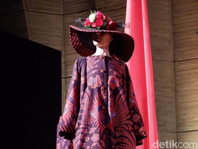 Bang Edo menyempurnakan koleksinya dengan topi-topi karya perajin di Karangasem dan Singaraja, Bali, seharga Rp 50 ribuan. Topi tersebut lalu dipercantik lagi dengan potongan bunga segar yang Edo beli di sebuah pasar di Paris sehari sebelum acara. (Foto: Daniel Ngantung/Wolipop)