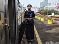 Kereta Sleeper Meluncur Antar Pemudik ke Kampung Halaman