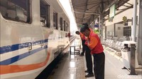 Setelahnya ketika kereta mulai beranjak, mereka menundukkan kepala hingga kereta benar-benar meninggalkan stasiun (Foto: Marlinda Oktavia Erwanti/detikcom)