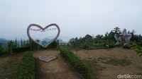 Lalu ke atas lagi ada Basecamp Mawar. Ada spot foto kekinian berbentuk love (Masaul/detikTravel)