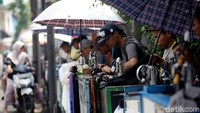 Jelang Lebaran, para penjahit ini bisa mendapat keuntungan hingga tiga kali lipat.