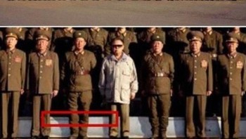 Foto dari tahun 2008 ini menampakan Kim Jong Il, pemimpin Korut saat itu, berada di depan barisan tentara. Tapi melihat bayangannya yang berbeda, dipastikan dia sebenarnya tidak pernah ada di sana. Foto: Istimewa