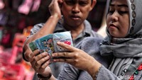 Seorang pembeli tampak memilih amplop.