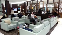 Lounge ini dilengkapi dengan deretan sofa yang nyaman. Traveler bisa duduk-duduk santai sembari menunggu jadwal penerbangan. (Wahyu/detikTravel)