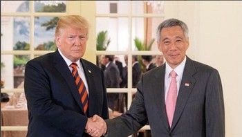 Trump berjabat tangan dengan PM Lee Hsien Loong. (Foto: Instagram)