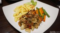 PAUSE: Chicken Steak Sambal Matah dan Nasi Bakar Pedas Mantap di Sini!