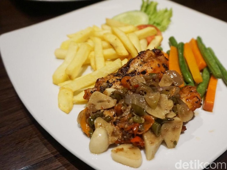 PAUSE: Chicken Steak Sambal Matah dan Nasi Bakar Pedas Mantap di Sini! PAUSE: Chicken Steak Sambal Matah dan Nasi Bakar Pedas Mantap di Sini!