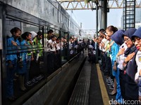 Kereta Sleeper Meluncur Antar Pemudik ke Kampung Halaman