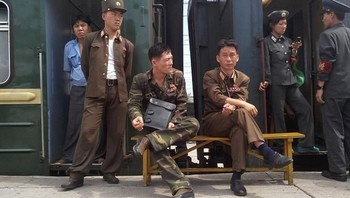 Para tentara Korut sedang beristirahat. Foto: Getty Images