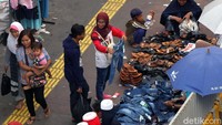 Sejumlah pedagang kaki lima (PKL) terlihat berdagang di trotoar Pasar Tanah Abang, Jakarta, Selasa (12/6/2018).