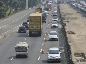 Lalu Lintas Padat di Tol Japek Pagi Ini, Contraflow Diterapkan di Km 47-61