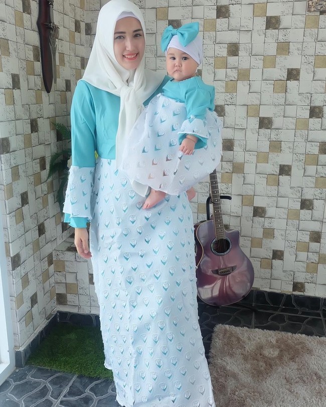 Memakai busana bernuansa hijau, Kayla tampak sangat imut memakai turban pita berwarna senada. Meski masih sangat kecil, tampaknya Adelia senang mengajarkan Kayla memakai hijab. Foto: Instagram/AdeliaPasha