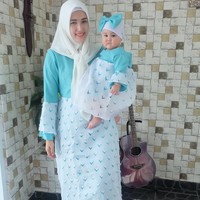 Memakai busana bernuansa hijau, Kayla tampak sangat imut memakai turban pita berwarna senada. Meski masih sangat kecil, tampaknya Adelia senang mengajarkan Kayla memakai hijab. Foto: Instagram/AdeliaPasha