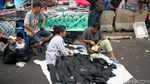 Jelang Lebaran, PKL Kuasai Trotoar Pasar Tanah Abang