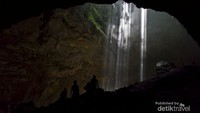 Cahaya Surga ini terbentuk secara alami. Di dasar Gua Jomblang dan Gua Grubug itu ada sungai bawah tanah yang sepanjang 25 km. Sungai bawah tanah itu memiliki jeram-jeram, sehingga partikel airnya terangkat ke udara. Partikel-partikel air itulah yang kemudian membentur cahaya dan menjadi Cahaya Surga seperti yang dibilang orang-orang (Leonard Anthony/dTraveler)