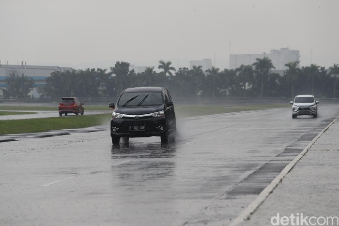 detikoto melakukan uji irit dari 6 mobil tipe MPV dari berbagai macam pabrikan di bridgestone sirkuit, Karawang. Ke enam mobil tersebut adalah Wuling Cortez, Suzuki Ertiga, Honda Mobilio, Daihatsu Xenia, Toyota Avanza dan Mitsubishi Xpander. Grandyos Zafna/detikcom