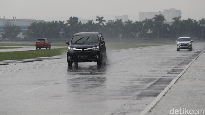 detikoto melakukan uji irit dari 6 mobil tipe MPV dari berbagai macam pabrikan di bridgestone sirkuit, Karawang. Ke enam mobil tersebut adalah Wuling Cortez, Suzuki Ertiga, Honda Mobilio, Daihatsu Xenia, Toyota Avanza dan Mitsubishi Xpander. Grandyos Zafna/detikcom