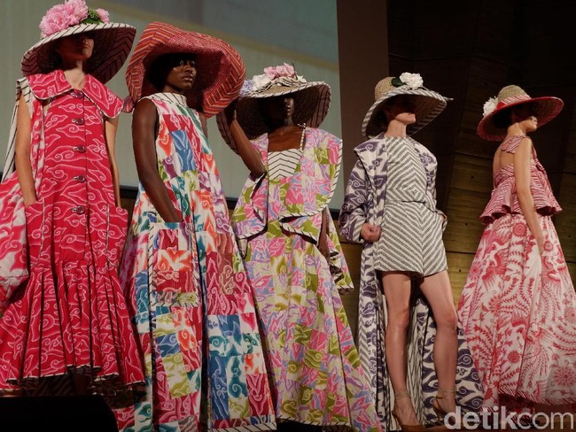 Bersama Oscar Lawalatan dan Denny Wirawan, desainer Edward Hutabarat mendapat kesempatan untuk pamer karya dalam acara Batik for the World di markas UNESCO, Paris, Prancis baru-baru ini. Untuk momen istimewa tersebut, Bang Edo, begitu ia akrab disapa, menampilkan koleksi gaun pengantin kasual bermaterialkan batik megamendung dan sawunggaling. (Foto: Daniel Ngantung/Wolipop)