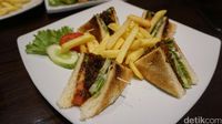 PAUSE: Chicken Steak Sambal Matah dan Nasi Bakar Pedas Mantap di Sini!