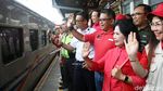 Hasto Kristiyanto Lepas Pemudik di Stasiun Senen