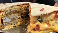 Taco biasa sih bisa digenggam dengan tangan. Tapi kalau taco yang ini? Kira-kira bisa dimakan untuk berapa orang, ya? Foto: Instagram harleyplays