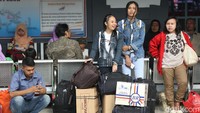 Beberapa pemudik terlihat berdiri karena tidak mendapatkan tempat duduk saat menunggu kedatangan kereta api.