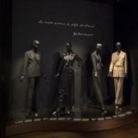 Berseberangan dengan Haute Couture Salons adalah area Style di mana koleksi Le Smoking menyambut pengunjung. Diperkenalkan pada 1966, Le Smoking dengan siluet setelan tuksedo maskulinnya mengubah sejarah fashion dunia. (Foto: Dok. Musée Yves Saint Laurent)