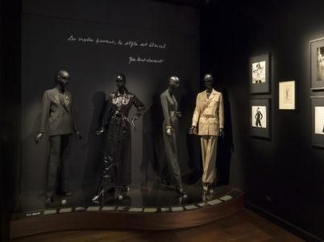 Berseberangan dengan Haute Couture Salons adalah area Style di mana koleksi Le Smoking menyambut pengunjung. Diperkenalkan pada 1966, Le Smoking dengan siluet setelan tuksedo maskulinnya mengubah sejarah fashion dunia. (Foto: Dok. Musée Yves Saint Laurent)
